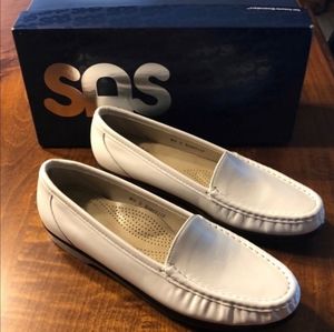 NIB SAS Metro Women’s Pearl White Loafer 8.5 Slim